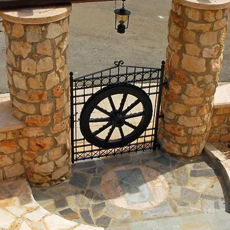 Petroktisto Villa Pomos